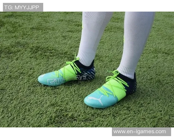 宽脚型足球鞋的选择与推荐适合不同脚型的运动员必备指南